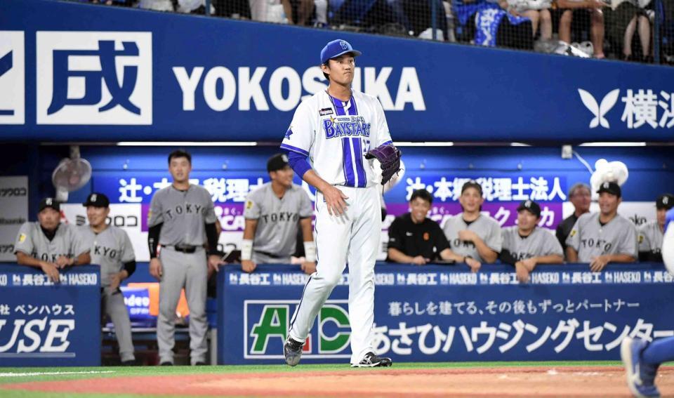　２回、浦田の２点適時打で勝ち越しを許し、ぶ然とする藤浪（撮影・佐藤厚）