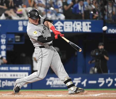 　６回、リチャードはバックスクリーンに１０号ソロを放つ（撮影・佐藤厚）