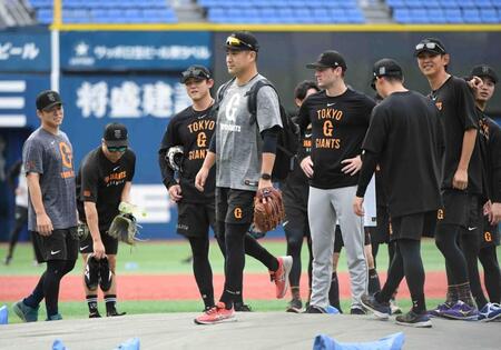 　マウンドの感触を確かめる田中将（中央）＝撮影・佐藤厚