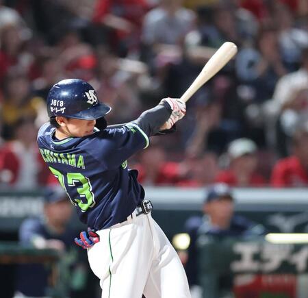 　９回、左前タイムリーを放つ内山（撮影・市尻達拡）