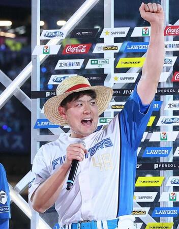 　お立ち台で叫ぶ斎藤（撮影・中島達哉）