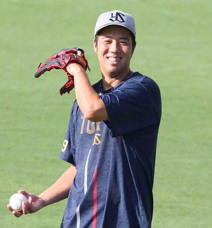 　キャッチボール中に笑顔を見せる青柳