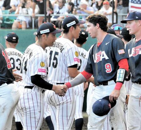 　試合後、米国の選手と握手する末吉（左）