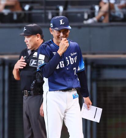 西武　西口監督の表情がｗ新庄監督にハイタッチ要求でしてやったり　試合でも相手のお株を奪うスクイズ敢行で先制