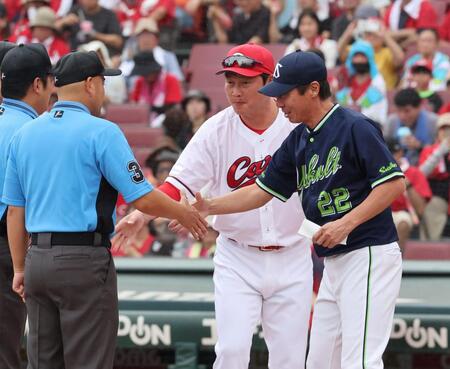 　審判団と握手をする新井監督と高津監督（撮影・市尻達拡）
