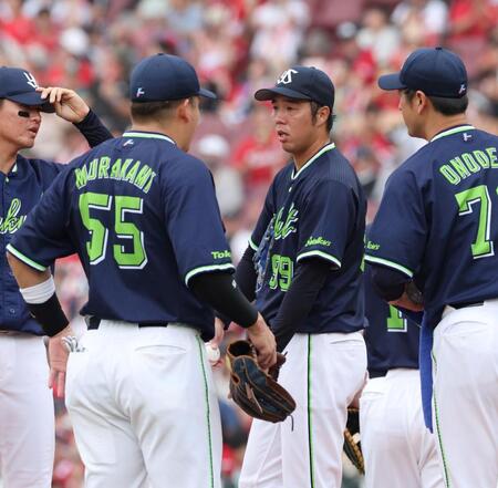 　１回、ピンチを招き、青柳を中心に円陣ができる（撮影・市尻達拡）