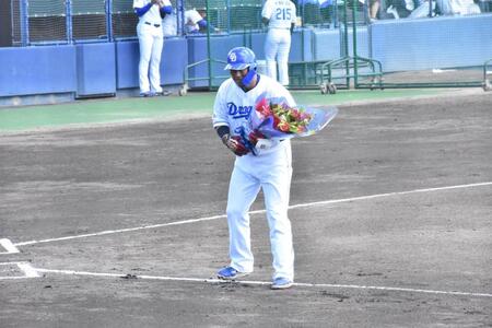 　ファンに一礼する中田