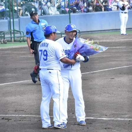 　平田２軍外野守備走塁コーチから花束を受け取る中田