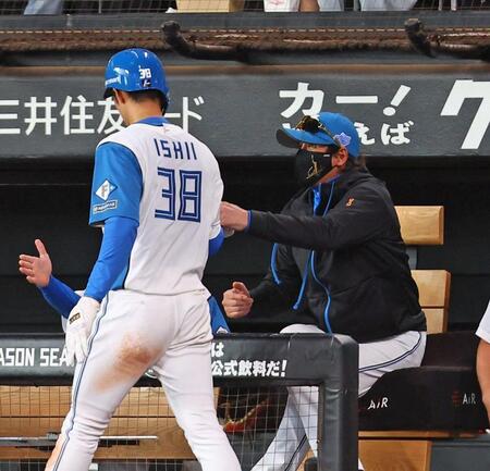 　６回、ネビンの悪送球で生還した石井（左）を迎える新庄監督（撮影・中島達哉）