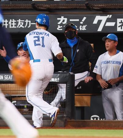 　６回、ネビンの悪送球で生還した清宮幸（２１）を迎える新庄監督（中央）＝撮影・中島達哉