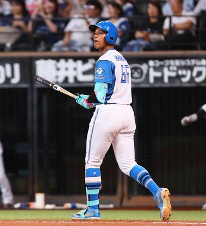 　７回、第２０号３ランを放ち、歩き出す代打・万波（撮影・中島達哉）