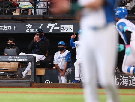 　７回、代打・万波（右）に３ランを放ち、手をたたく新庄監督（左から２人目）＝撮影・中島達哉