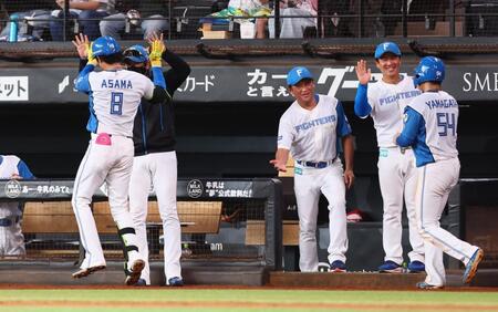 　６回、３ランを放った浅間（８）らを迎える・新庄監督（左から２人目）＝撮影・中島達哉