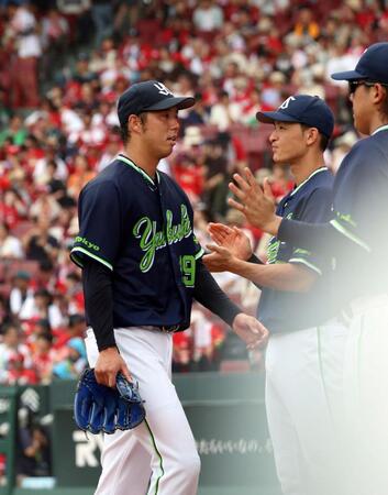 　１回、４失点し、ベンチに戻る青柳（撮影・市尻達拡）