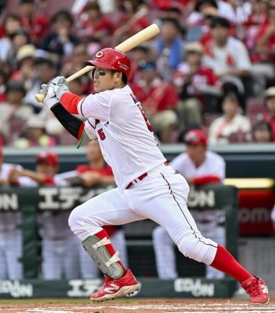 　６回広島無死満塁、小園が中前に２点打を放つ＝マツダ