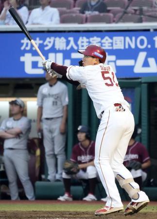 　１２回楽天無死、小郷が右中間にサヨナラ本塁打を放つ＝楽天モバイルパーク