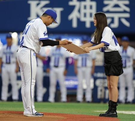 　月間グッドプレイヤー賞を蛯名（左）に贈呈する山崎紘菜（撮影・西岡正）