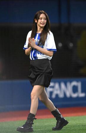 　「ＢＳ-ＴＢＳ月間グッドプレイヤー賞」のプレゼンターを務めた山崎紘菜（撮影・堀内翔）