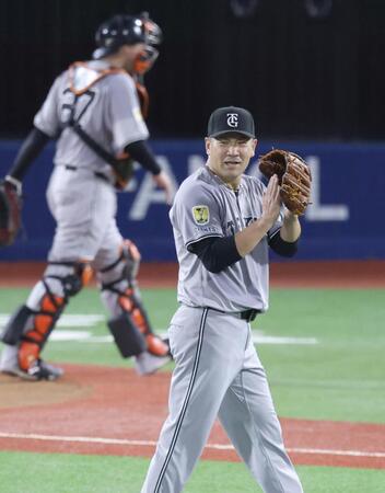 　２回裏終了、笑顔でベンチに戻る田中将