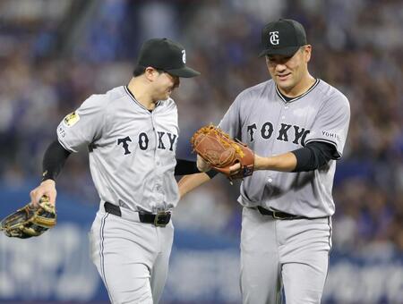 　２回を無失点に抑え、泉口（左）とタッチを交わす田中将（撮影・西岡正）