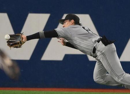 　５回、度会の打球を好捕する丸（撮影・堀内翔）