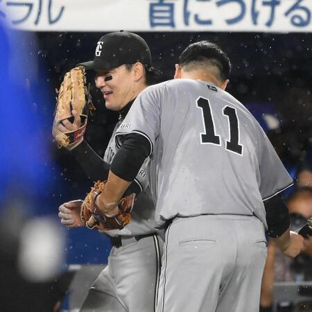 　５回、好守備を見せて田中将（右）に迎えられる丸（撮影・堀内翔）