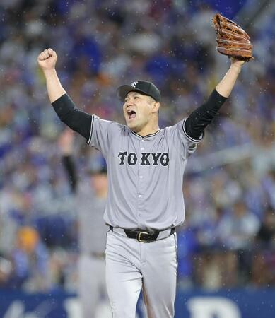 　５回、度会を左飛に打ち取ってピンチをしのぎ、ガッツポーズで雄たけびを挙げる田中将（撮影・西岡正）