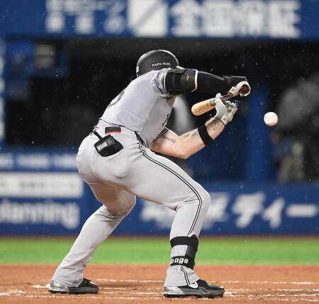 　６回、セーフティーバントで出塁するキャベッジ（撮影・堀内翔）