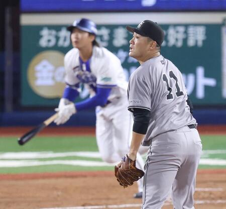 　６回、石上（左）に右越えの先制２点打を許す田中将