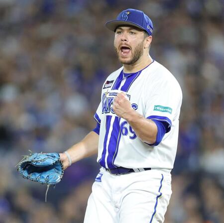 　８回を無失点に抑え、ガッツポーズで吠えるケイ（撮影・西岡正）