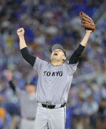 　５回、度会隆輝を左飛に打ち取ってピンチをしのぎ、ガッツポーズで雄たけびを挙げる田中将（撮影・西岡正）