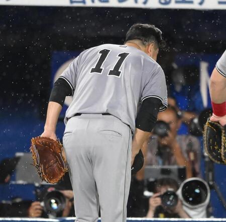 　５回、好守備を見せた丸に向かってお辞儀する田中将（撮影・堀内翔）