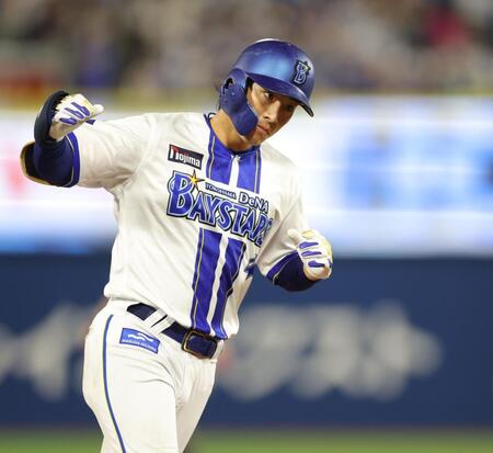 　７回、ソロを放ち、三塁を回る度会（撮影・西岡正）