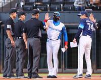 　メンバー表を交換し、西口監督（右）らと笑顔でハイタッチを交わす新庄監督（中央）＝撮影・中島達哉