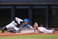 　３回、滝沢のセーフティスクイズで生還した三走・源田（捕手・田宮）＝撮影・中島達哉