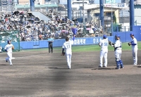 花束を掲げる岡田