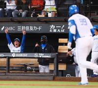 　６回、レイエス（右）が同点ソロを放ち、指をさす新庄監督（撮影・中島達哉）