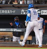 　６回、同点ソロを放ったレイエス（９９）を迎える新庄監督（撮影・中島達哉）