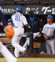 　６回、ネビンの悪送球で生還した清宮幸（２１）を迎える新庄監督（中央）＝撮影・中島達哉