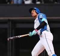 　７回、第２０号３ランを放つ代打・万波（撮影・中島達哉）