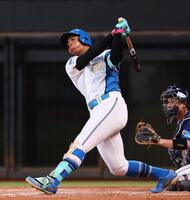 　７回、第２０号３ランを放つ代打・万波（撮影・中島達哉）