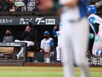 　７回、代打・万波（右）に３ランを放ち、手をたたく新庄監督（左から２人目）＝撮影・中島達哉