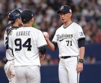 　５回、先発・エスピノーザを諦め、川瀬（９４）にマウンドを託す岸田監督（撮影・坂部計介）