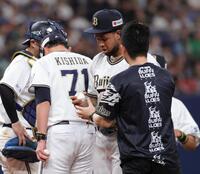 　５回、降板するエスピノーザ（撮影・坂部計介）