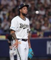 　３回、中村に２点適時打を許し、ガックリのエスピノーザ（撮影・坂部計介）