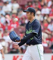 　３回、矢野への死球後、うつむく青柳（撮影・市尻達拡）