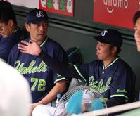 　４回を投げ終え、小野寺投手コーチと話をする青柳（撮影・市尻達拡）