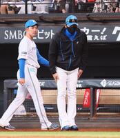 　試合後、西口監督、西武ナインに礼をする新庄監督（右）＝撮影・中島達哉