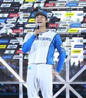 　お立ち台で「ただいま-！」とさけぶ浅間（撮影・中島達哉）