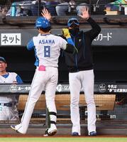 　６回、３ランを放った浅間（８）を迎える新庄監督（撮影・中島達哉）